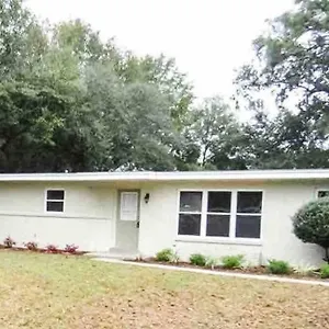 Holiday home Prime Location - 15 Mins From Downtown + Airport!